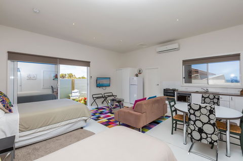 Cottages For Couples - Redcliffe Tourism 7