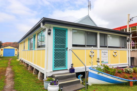 The Broken Oar - Redcliffe Tourism 0