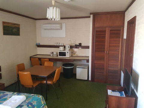 The Club Hotel - Redcliffe Tourism 1