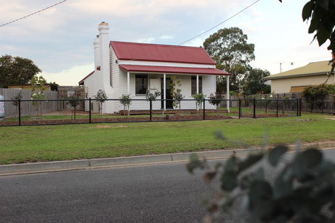 The Cottage - Redcliffe Tourism 0