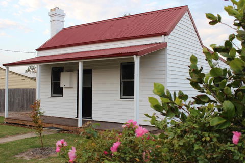 The Cottage - Redcliffe Tourism 3