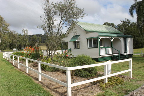 The Dollhouse Cottage - Redcliffe Tourism 1