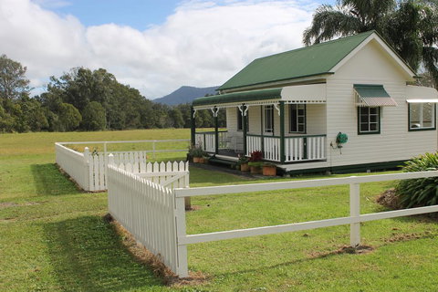 The Dollhouse Cottage - Redcliffe Tourism 2