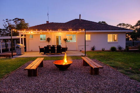 The Farmhouse. - Redcliffe Tourism 0