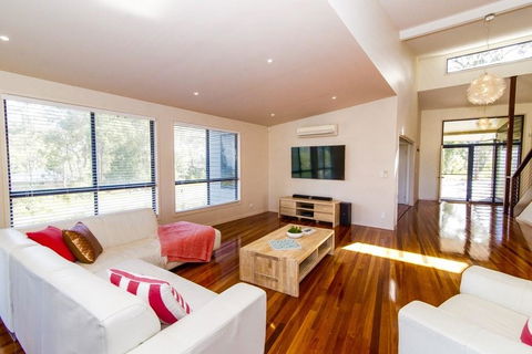 The Holiday House - Redcliffe Tourism 1