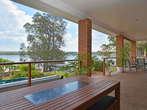 The House On The Lake @ Fishing Point, Lake Macquarie - Honestly Put The Line In And Catch Fish - Redcliffe Tourism 0
