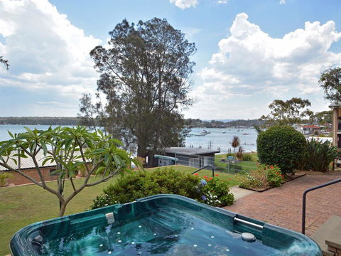 The House On The Lake @ Fishing Point, Lake Macquarie - Honestly Put The Line In And Catch Fish - Redcliffe Tourism 1