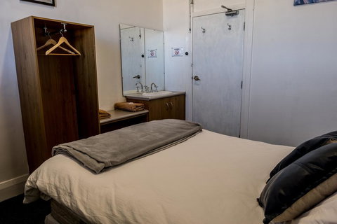 The Imperial Hotel - Redcliffe Tourism 3