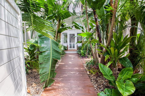 The Lakehouse In Raffetys Resort - Redcliffe Tourism 0