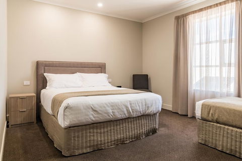 The Lighthouse Hotel - Redcliffe Tourism 0
