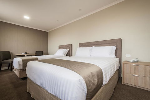 The Lighthouse Hotel - Redcliffe Tourism 3