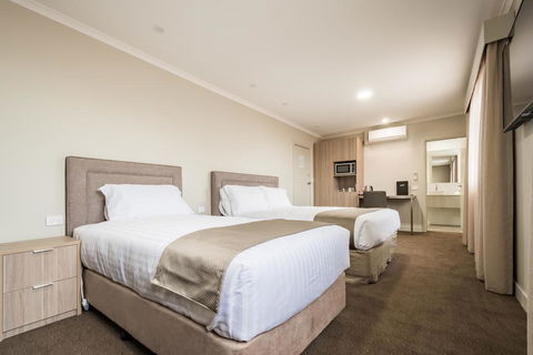 The Lighthouse Hotel - Redcliffe Tourism 2