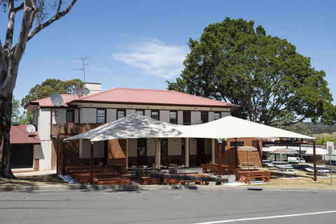 The Oaks Hotel - Redcliffe Tourism 0