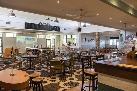 The Oaks Hotel - Redcliffe Tourism 1