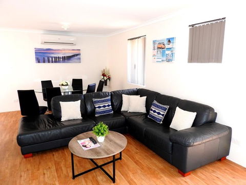 The Royal Dolphin Holiday Home - Redcliffe Tourism 0