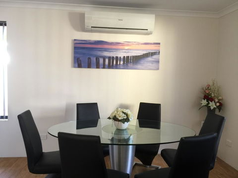 The Royal Dolphin Holiday Home - Redcliffe Tourism 3