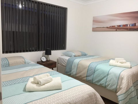 The Royal Dolphin Holiday Home - Redcliffe Tourism 2