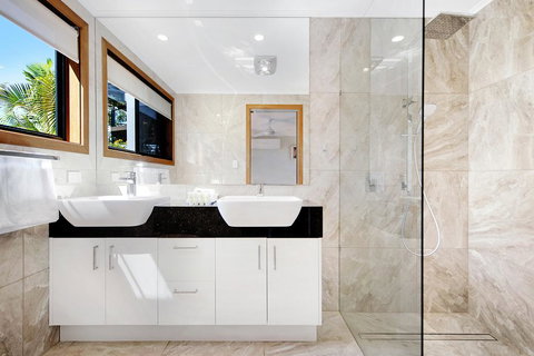 THE VIEW, TUGUN - 4 Bedrooms - Sea Views - Private Heated Pool - Redcliffe Tourism 2