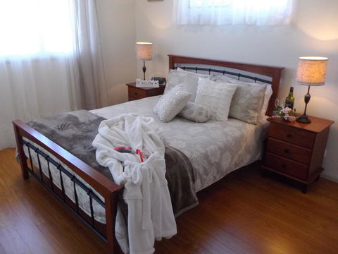 Tinaroo Sunset Retreat - Redcliffe Tourism 3