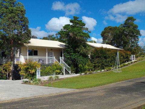 Tinaroo Sunset Retreat - Redcliffe Tourism 0