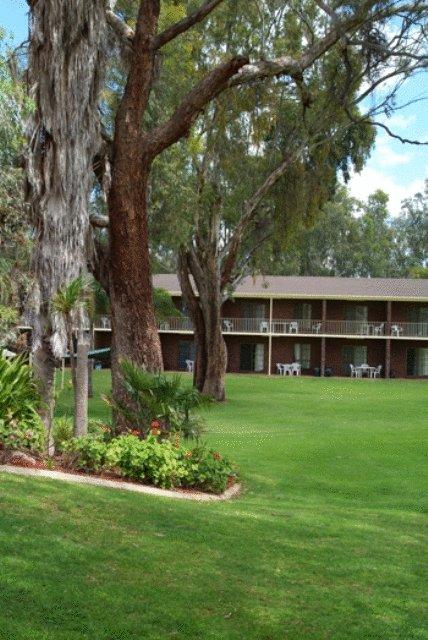 Tocumwal Golf Resort - Redcliffe Tourism 3