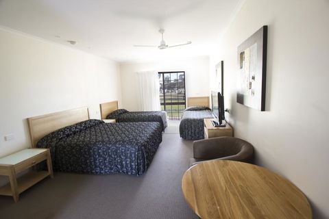 Tocumwal Golf Resort - Redcliffe Tourism 2