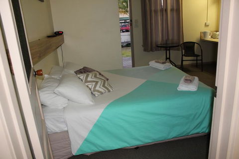 Tocumwal Hotel Motel (The Palms) - Redcliffe Tourism 0