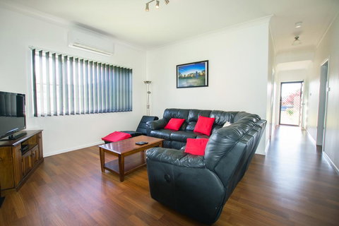 Topaz Cottage - Redcliffe Tourism 3