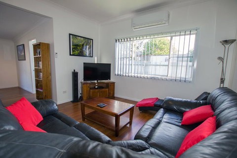 Topaz Cottage - Redcliffe Tourism 2