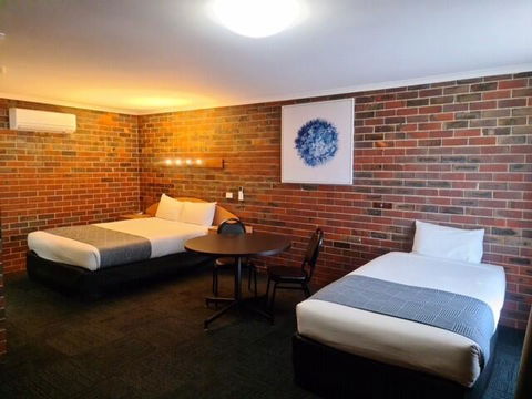 Town House Motor Inn - Redcliffe Tourism 1
