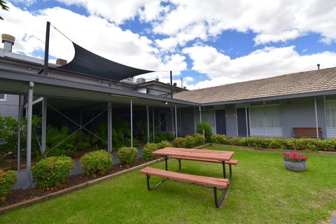 Townhouse Motel Cowra - Redcliffe Tourism 1