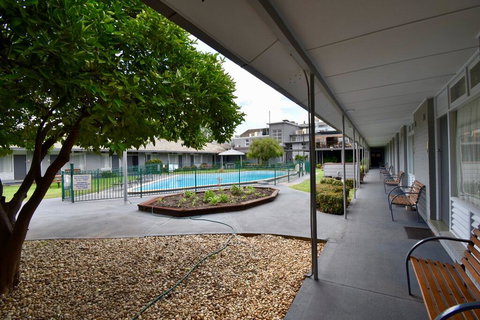 Townhouse Motel Cowra - Redcliffe Tourism 3