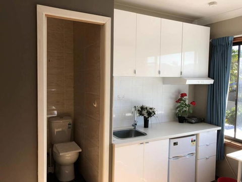Traveler's Affordable Studio Unit (Beverly Hills) - Redcliffe Tourism 0