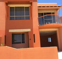 Tuscany Townhouse 3-4 - Redcliffe Tourism