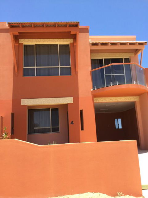 Tuscany Townhouse 3-4 - Redcliffe Tourism 0