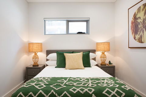 Ultra Modern Studio Suite With Balcony Near Shops - Redcliffe Tourism 3