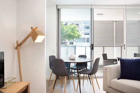 Ultra Modern Studio Suite With Balcony Near Shops - Redcliffe Tourism 2