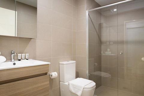 Ultra Modern Studio Suite With Balcony Near Shops - Redcliffe Tourism 1