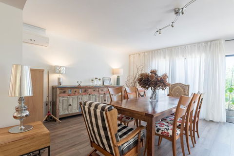 ULTRA SPACIOUS STYLISH HOME IN PRESTONS - SYDNEY - Redcliffe Tourism 1