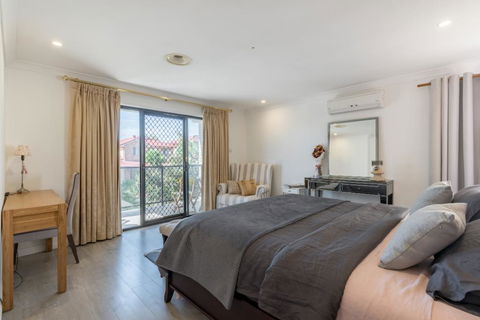 ULTRA SPACIOUS STYLISH HOME IN PRESTONS - SYDNEY - Redcliffe Tourism 2