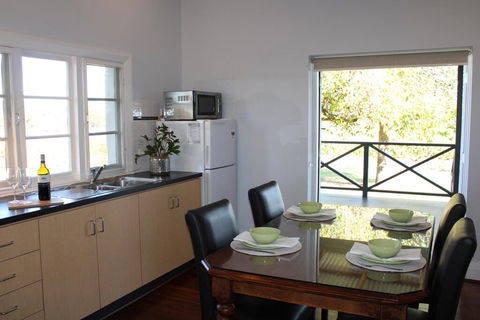 Upper Reach Spa Cottage - Redcliffe Tourism 3