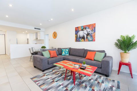 Urban Jungle! Executive Apartment In Heart Of CBD - Redcliffe Tourism 0