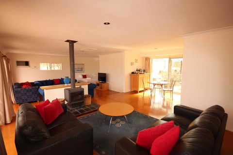 Verona Vineyard Cottage - Redcliffe Tourism 3