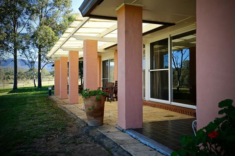 Verona Vineyard Cottage - Redcliffe Tourism 1