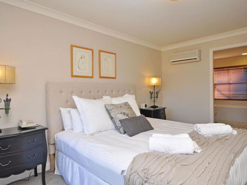 Villa 3br Beaujolais Luxe + Style Resort Condo Located Within Cypress Lakes Resort (nothing Is More Central) - Redcliffe Tourism 3