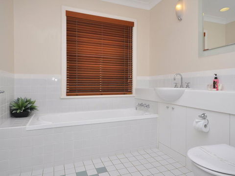 Villa 3br Vista Resort Condo Located Within Cypress Lakes Resort (nothing Is More Central) - Redcliffe Tourism 1