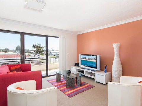 Villa Capri 3, Just A Hop, Skip And Jump To Bowling Club - Redcliffe Tourism 0