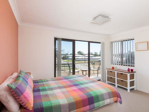 Villa Capri 3, Just A Hop, Skip And Jump To Bowling Club - Redcliffe Tourism 2