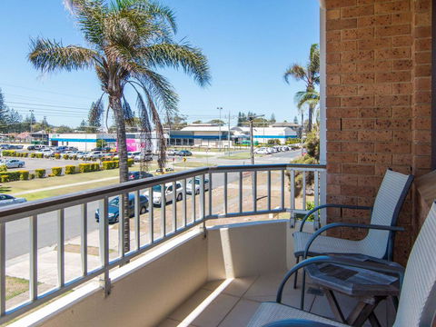 Villa Capri 3, Just A Hop, Skip And Jump To Bowling Club - Redcliffe Tourism 3