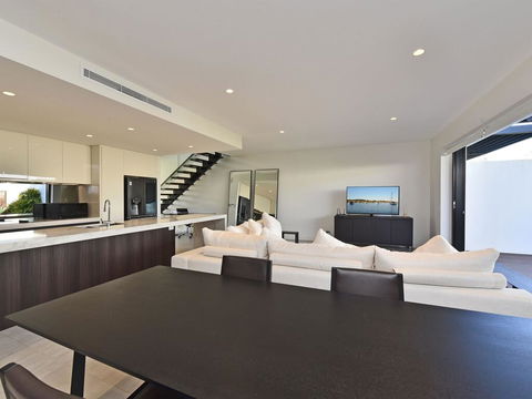 Villa Capri Waterside At Trinity Point - Redcliffe Tourism 3